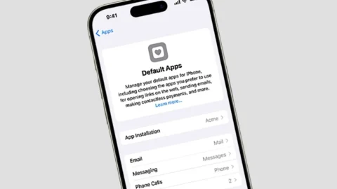 iOS 18.2 lets you set new default apps for messaging, calls, more via Settings hub